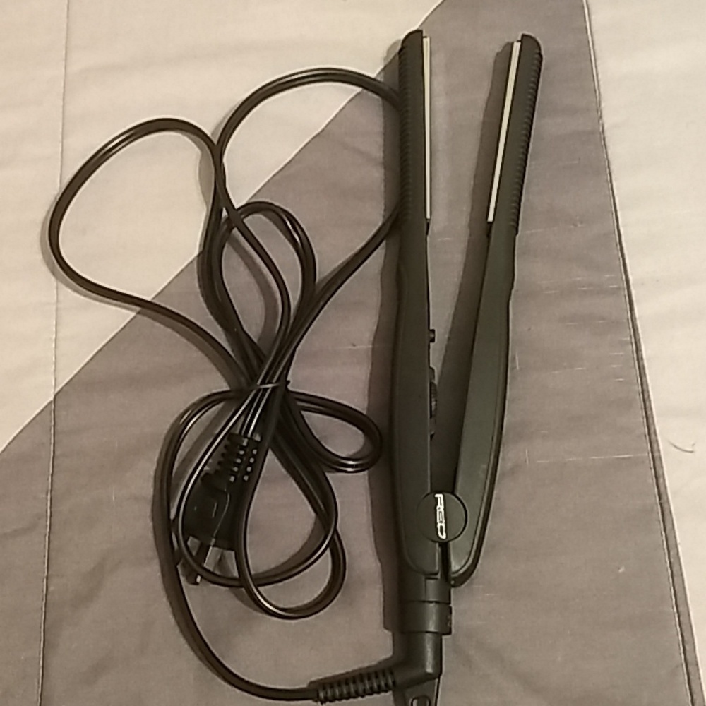 Red nano titanium flat iron